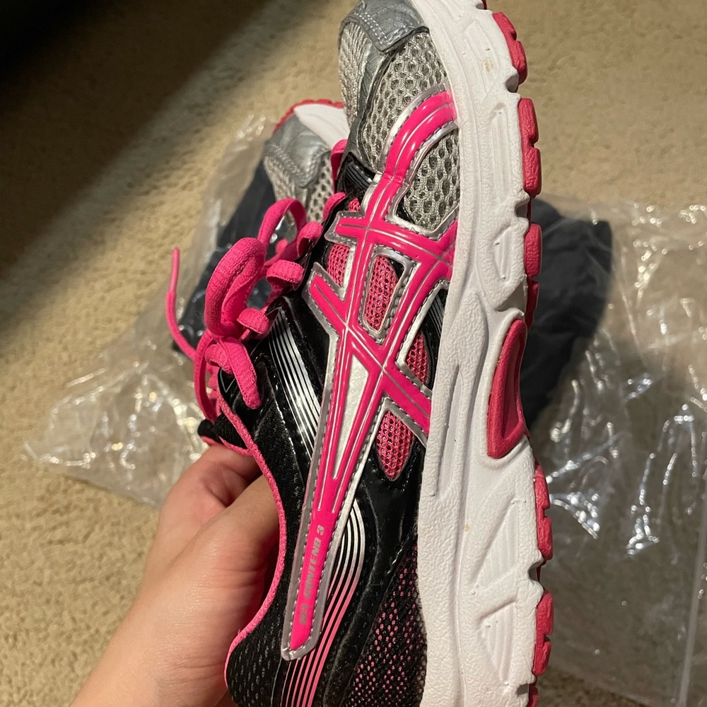 ๐ 5 for $25 ASICS pink and black running shoe - Picture 6 of 7
